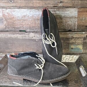 Kenneth Cole Reaction Men's Suede Chukka Boots in Dark Gray, Size 9